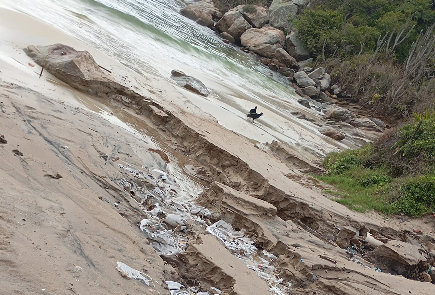 Segurança em primeiro lugar: Trilha da Praia do Forno passa por manutenção e é fechada temporariamente em Arraial do Cabo