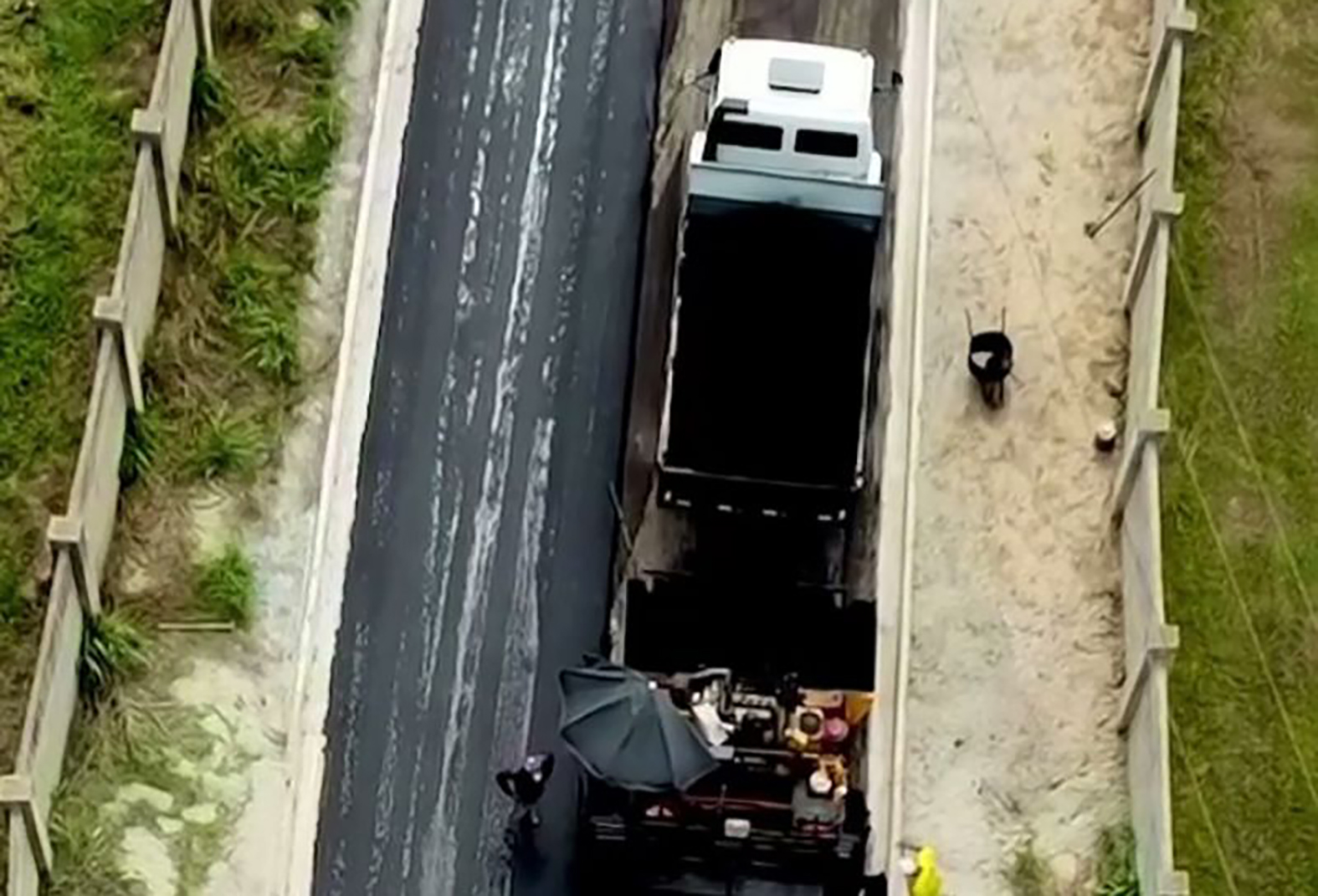 Prefeita de Araruama supervisiona início das obras de asfaltamento na cidade