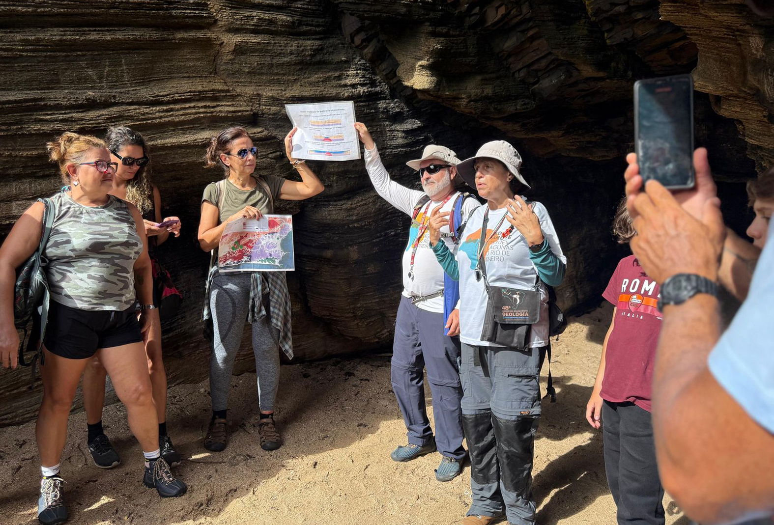 Geodia reúne mais de 100 pessoas para celebrar patrimônio geológico em Cabo Frio