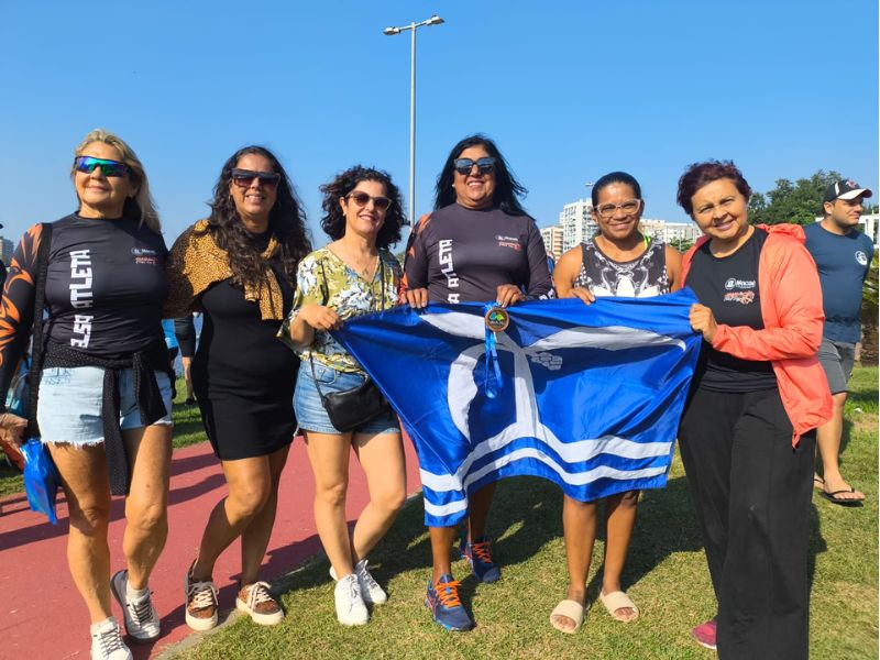 Equipe de canoa havaiana ergue bandeira de Macaé no pódio em evento em Saquarema