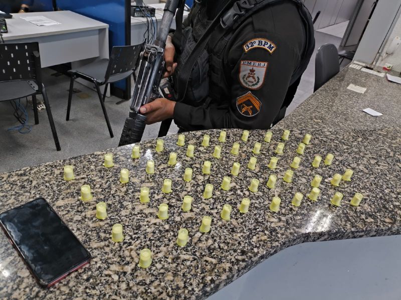Polícia prende homem vendendo drogas em frente de depósito de bebidas em Rio das Ostras