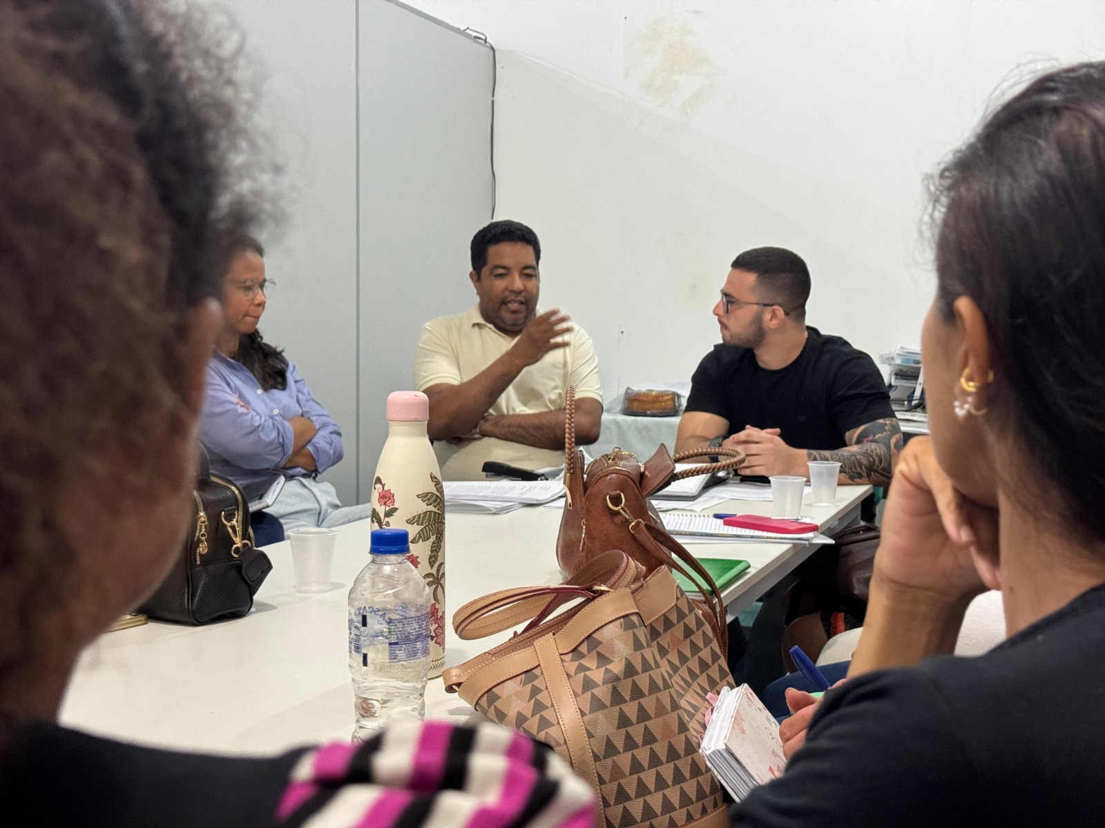 Gestores da rede municipal de ensino de Carapebus participam de primeira reunião com novo secretário de Educação