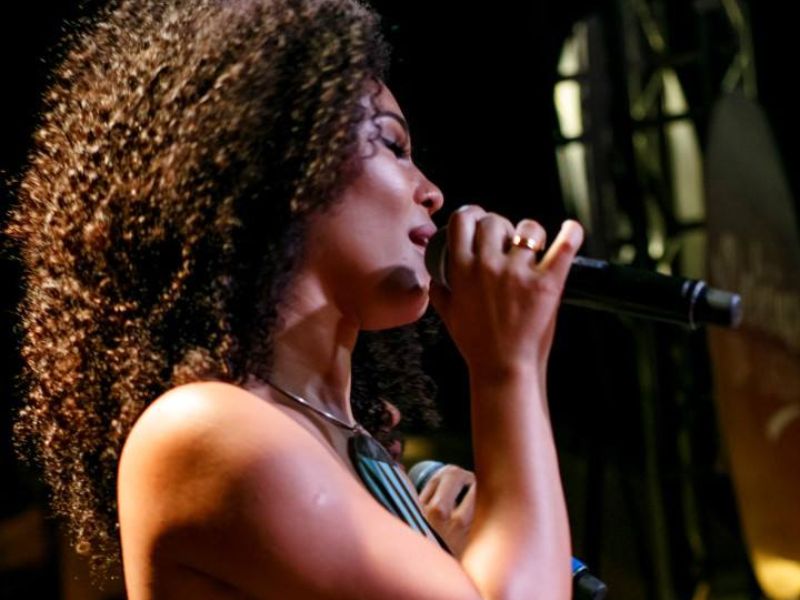Thaís Macedo canta nesse sábado, 12, para comemorar aniversário de Rio das Ostras