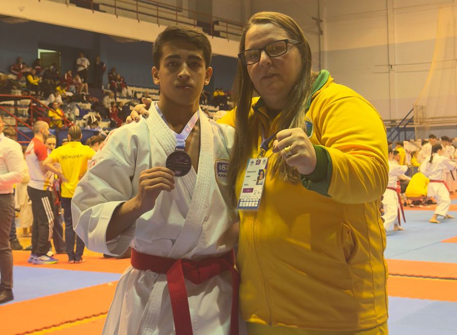 Com medalhas e títulos, Macaé se destaca no Mundial Estudantil de Karatê pela seleção brasileira