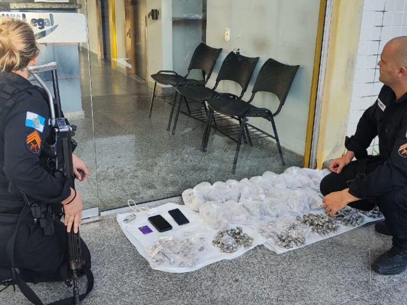 Polícia prende duas pessoas em carro com mais de mil buchas de maconhas em Casimiro de Abreu