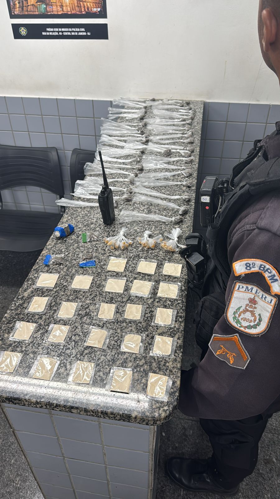 Operação no Parque Prazeres em Campos resultou na apreensão de drogas e um rádio comunicador