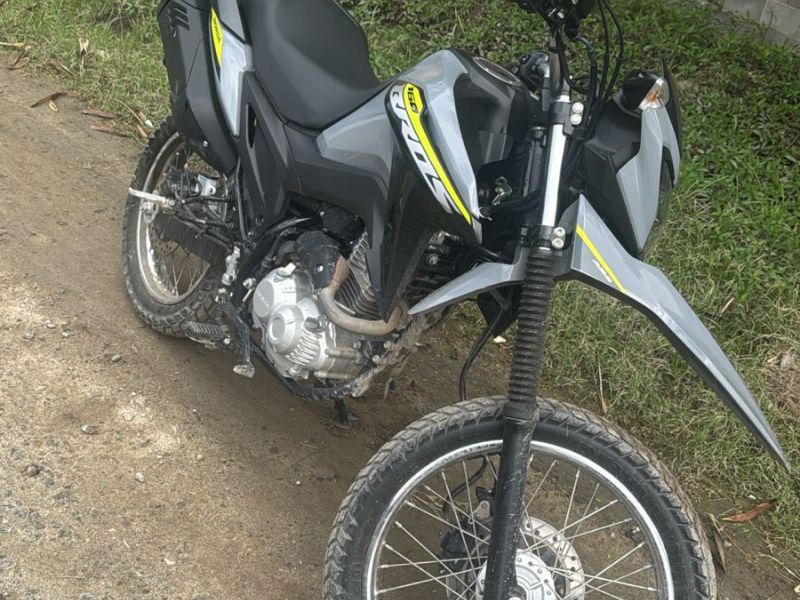PM prende homem em moto roubada em Rio das Ostras; outro ocupante da moto conseguiu fugir