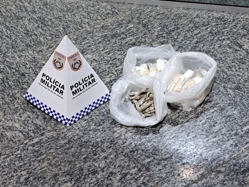 Polícia encontra traficante com drogas em terreno baldio no Âncora, em Rio das Ostras