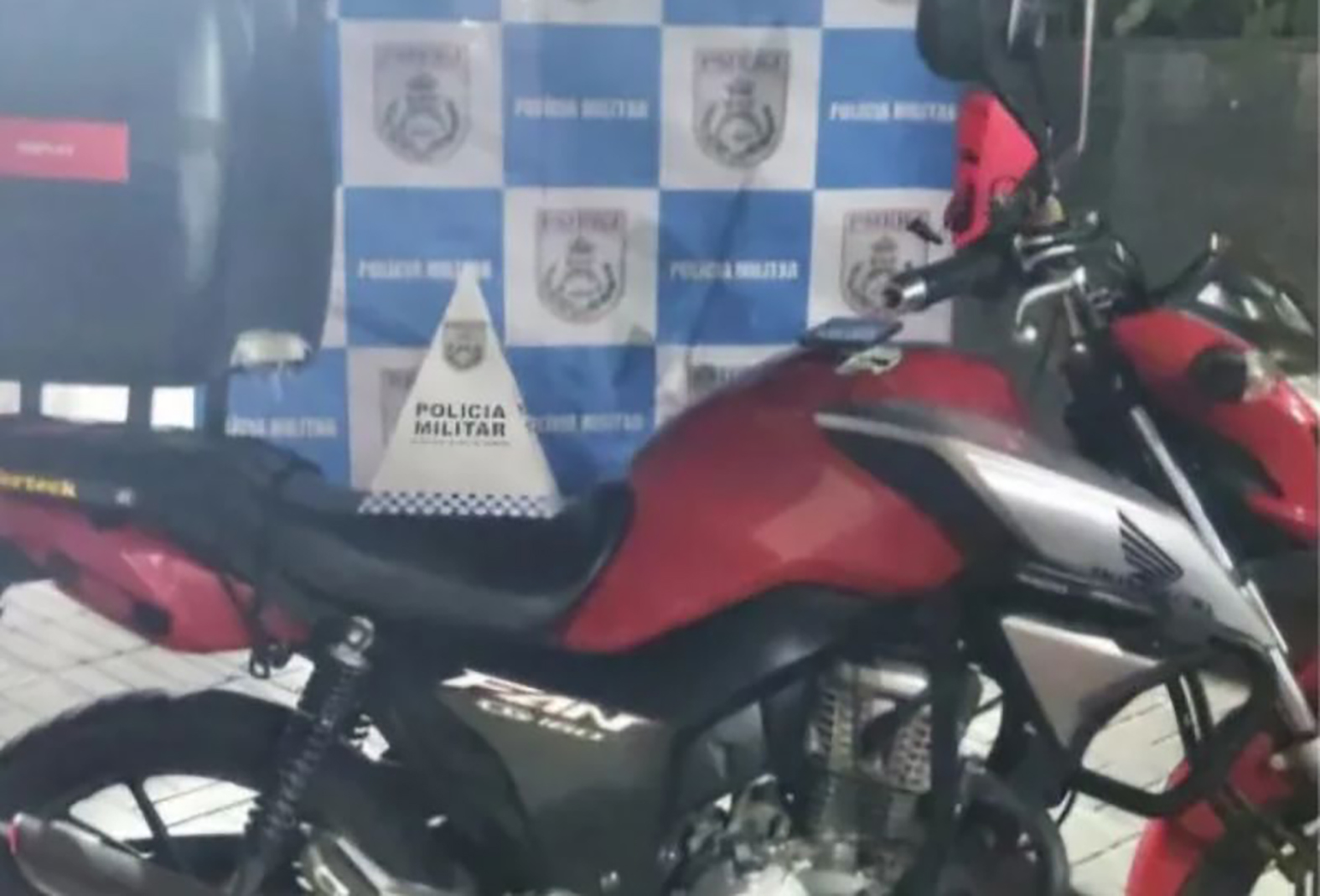 Assaltantes roubam 3 motos na madrugada em Maricá; PM prendeu 1 e 2 fugiram