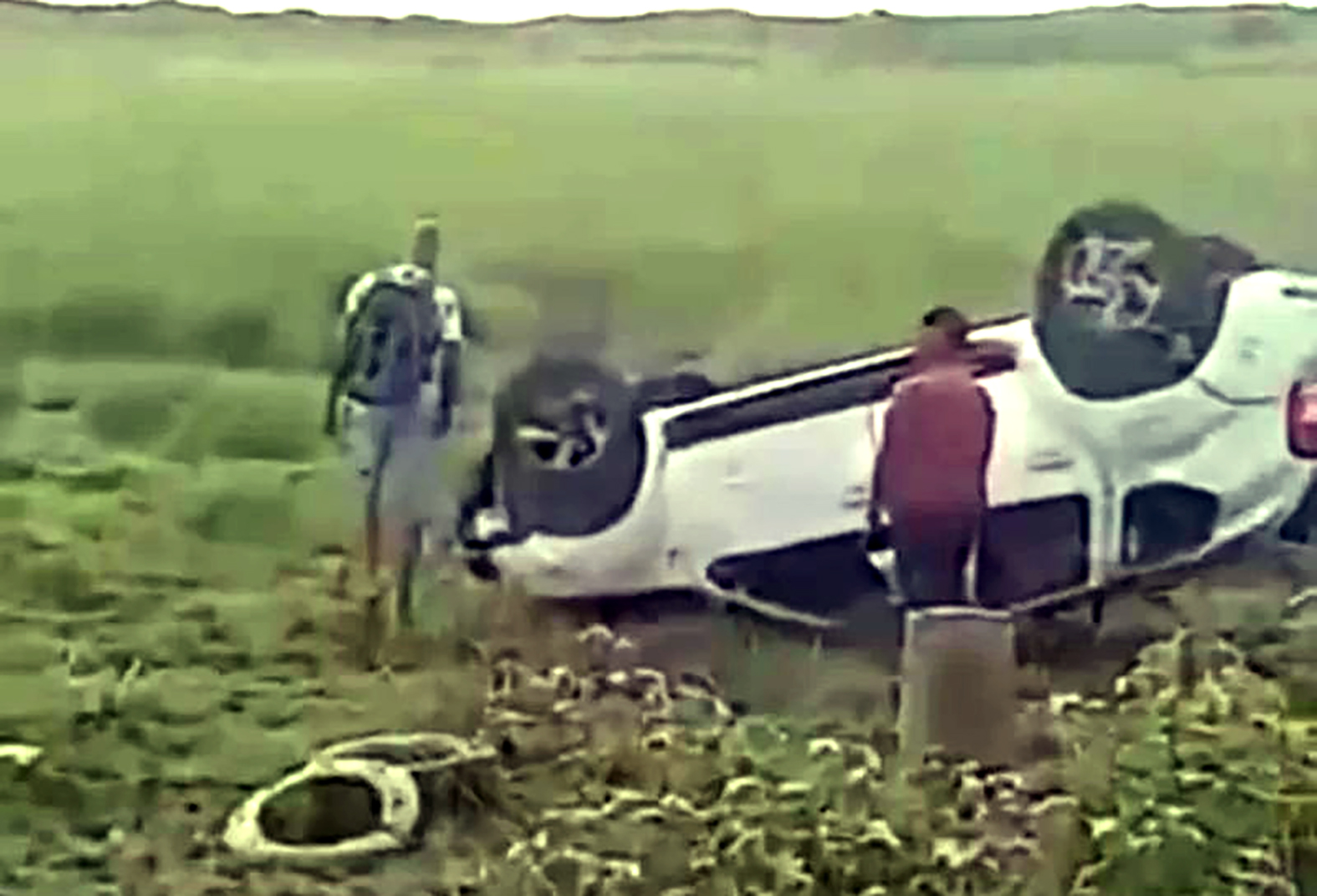 Carro capota na RJ-102, próximo ao IFF de Cabo Frio, quando ia rumo a Búzios