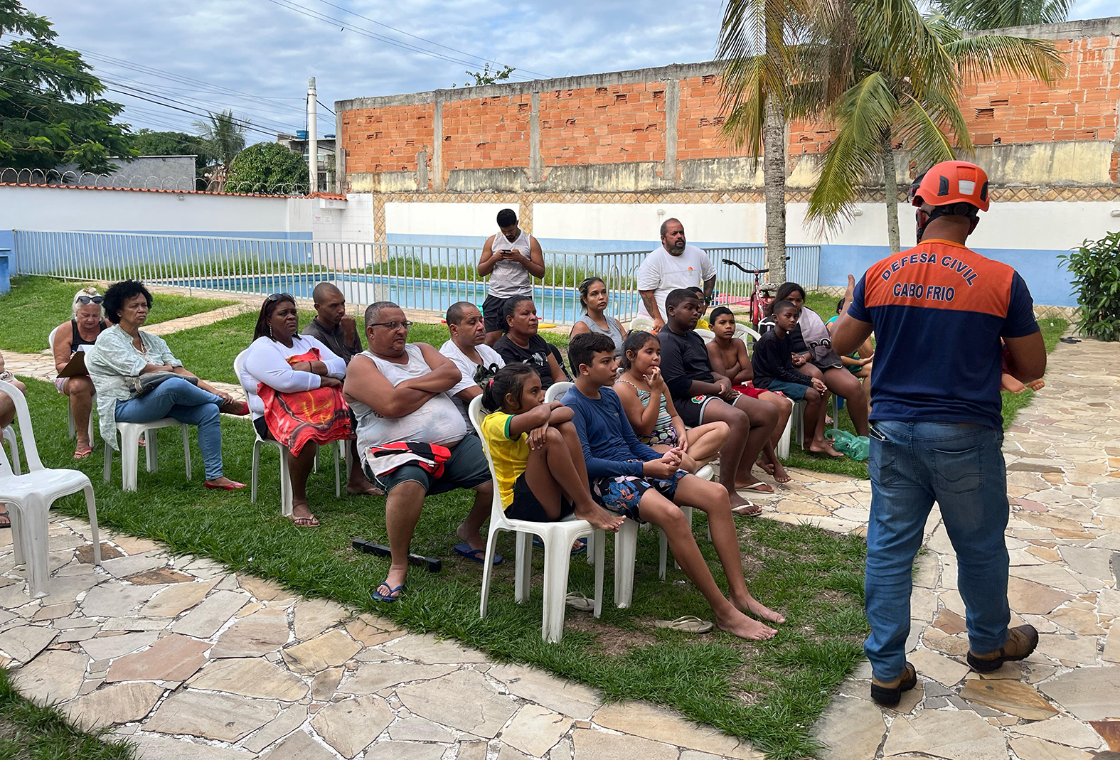 Comunidade da Praia do Siqueira se une à Defesa Civil em Cabo Frio