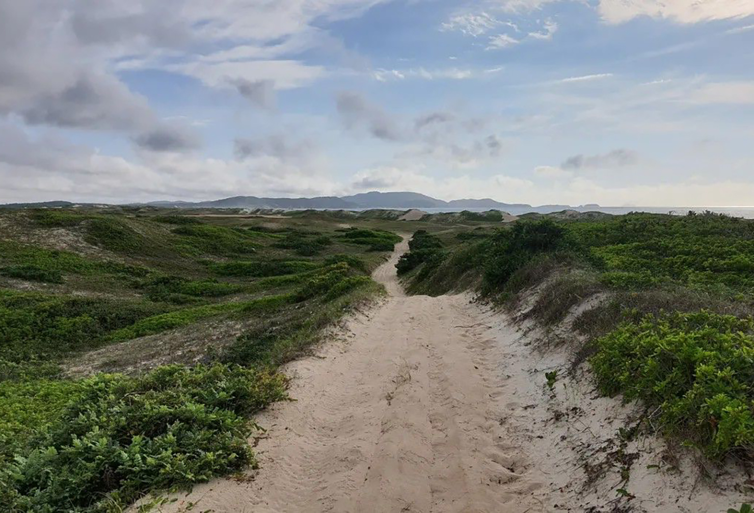 Trilhas do sal conectam ciclistas de Cabo Frio à história da região