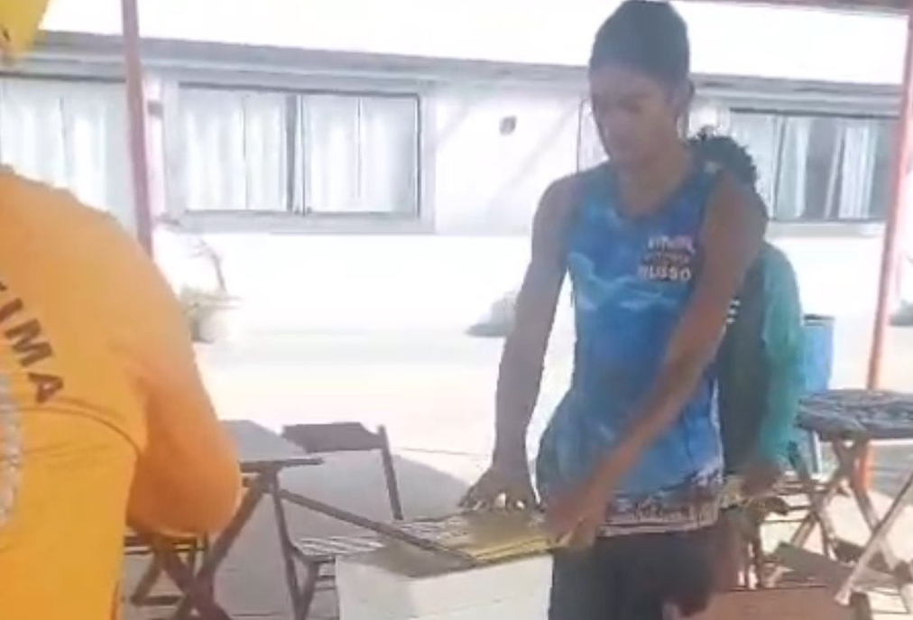 Guarda Civil de Cabo Frio resgata filhote de jibóia na Praia das Conchas