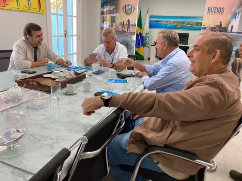Búzios recebe visita do presidente da Embratur e debate geração de mais voos internacionais