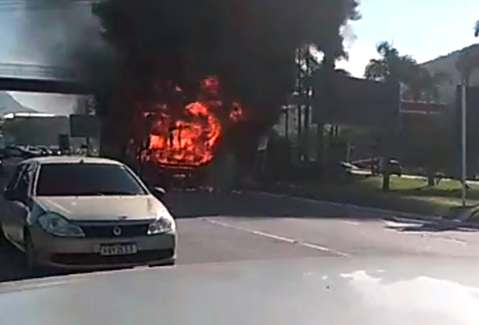 Ônibus da EPT de Maricá pega fogo na RJ-106; prefeitura promete investigar o ocorrido