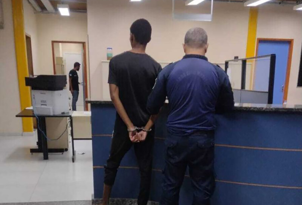 Jovem de 17 anos é detido pela Guarda Municipal depois de roubar celular em São Pedro da Aldeia