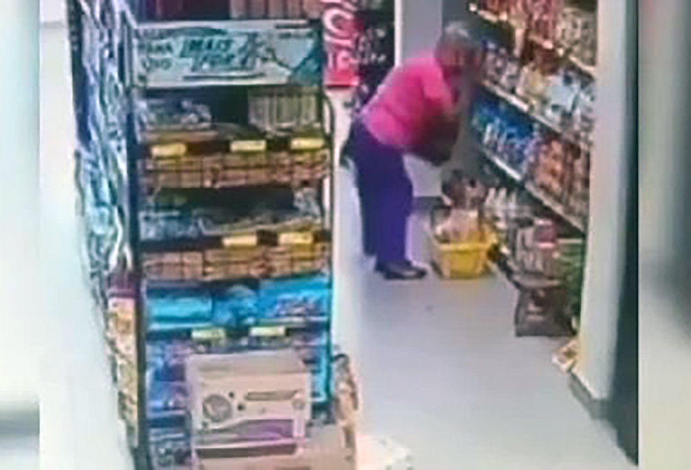 Câmeras registram furto em supermercado de Araruama e idosa é presa com carnes e bebida na bolsa