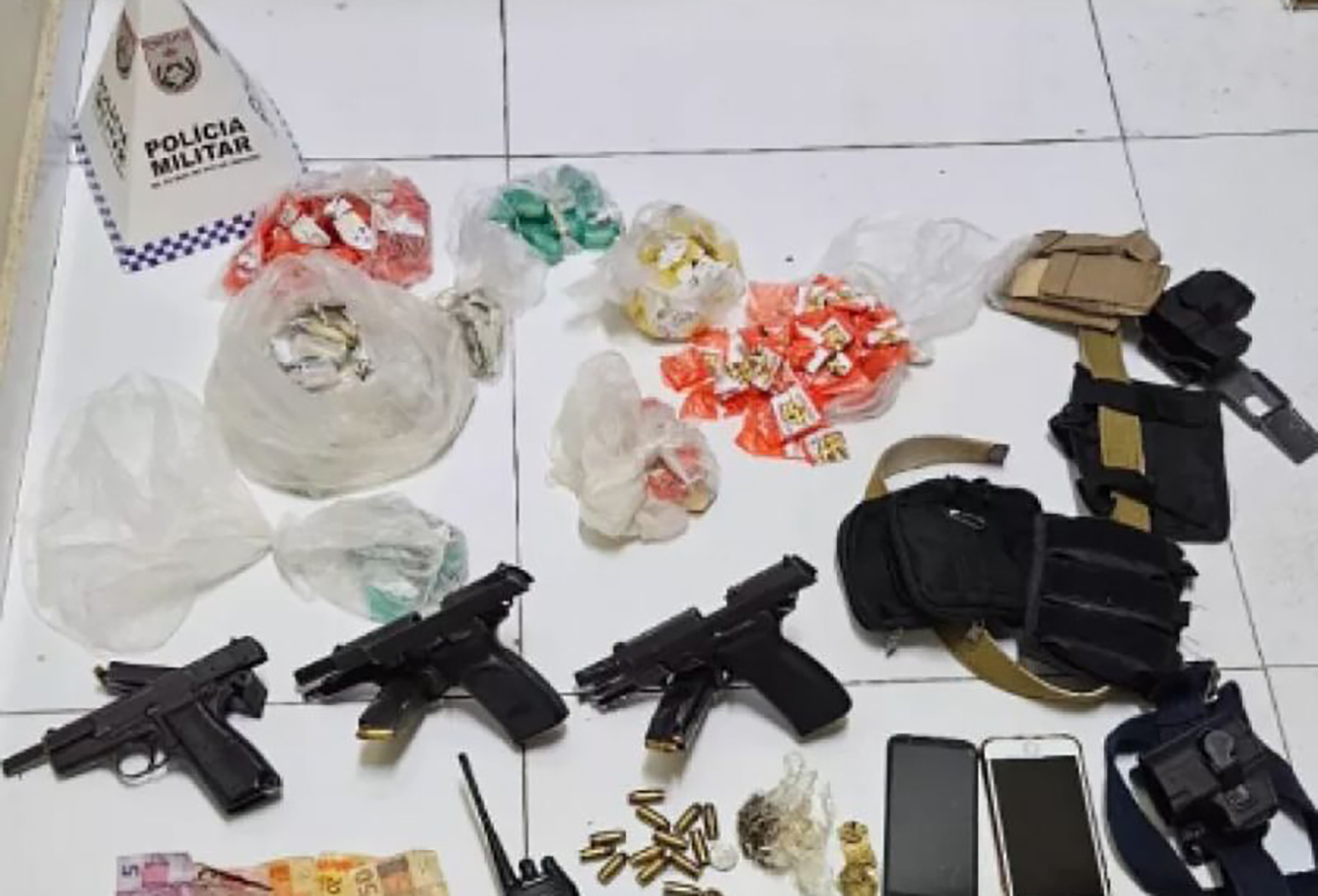 Denúncia anônima pela PM a encontrar homens dormindo armados em casa invadida em Araruama