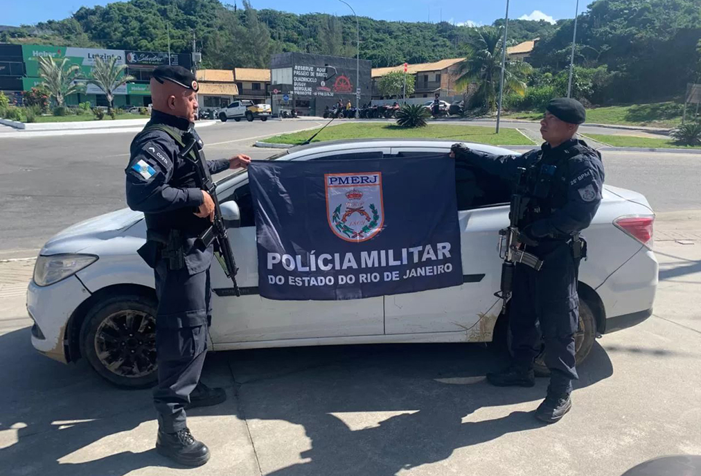 GM Prisma roubado é localizado por PMs no bairro Sítio, em Arraial do Cabo