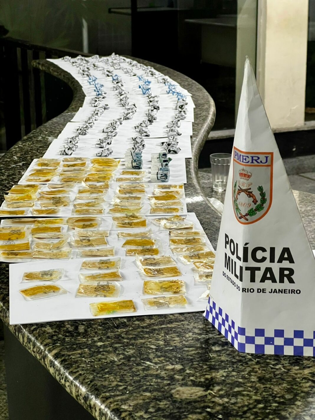 Operação da Polícia Militar em Campos termina com apreensão de drogas no Parque Maciel