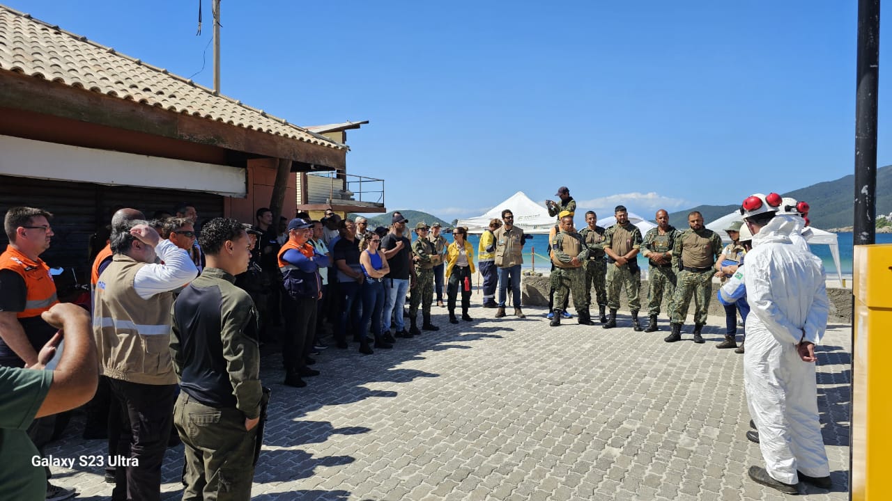 Técnicos ambientais aprendem método internacional em Cabo Frio para conter derramamento de óleo