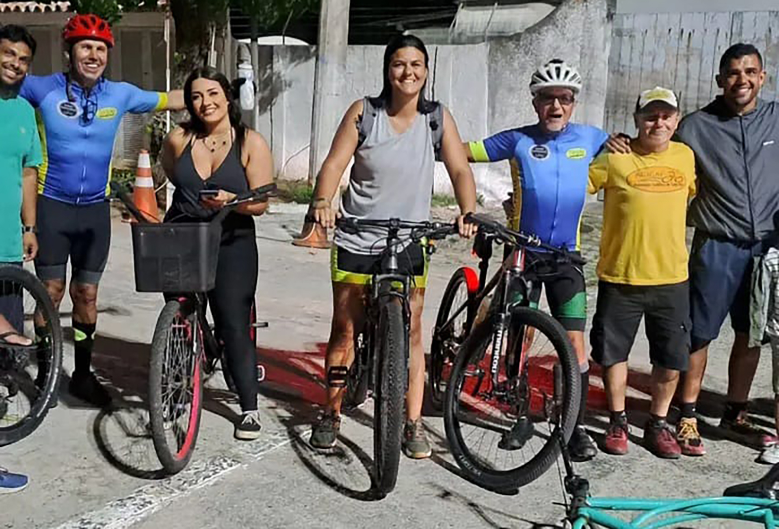 Bicicletas tomam as ruas em passeio que celebra o Dia do Trabalhador em Cabo Frio