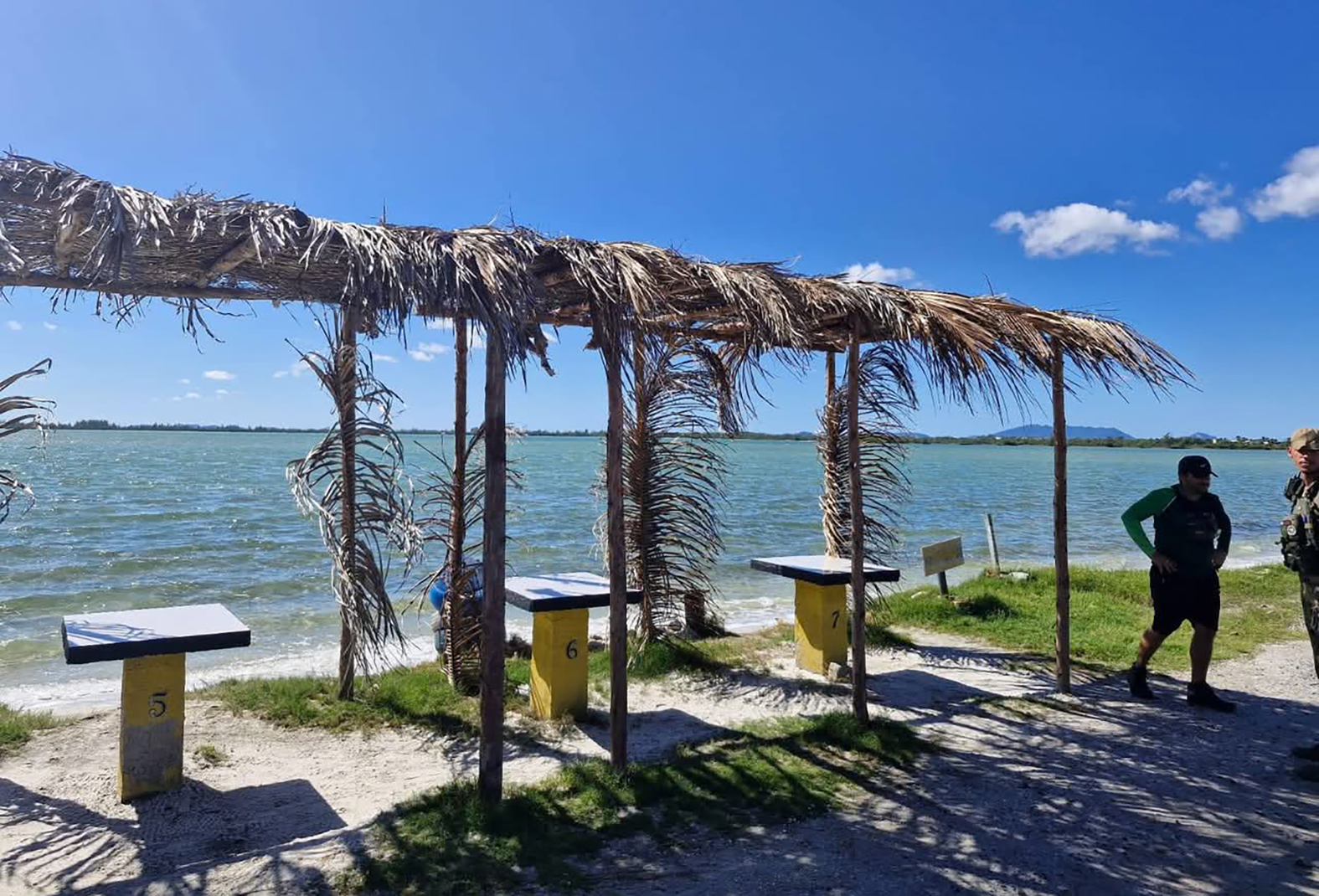 Fiscalização desmonta ocupação irregular às margens da Lagoa de Araruama em Arraial do Cabo