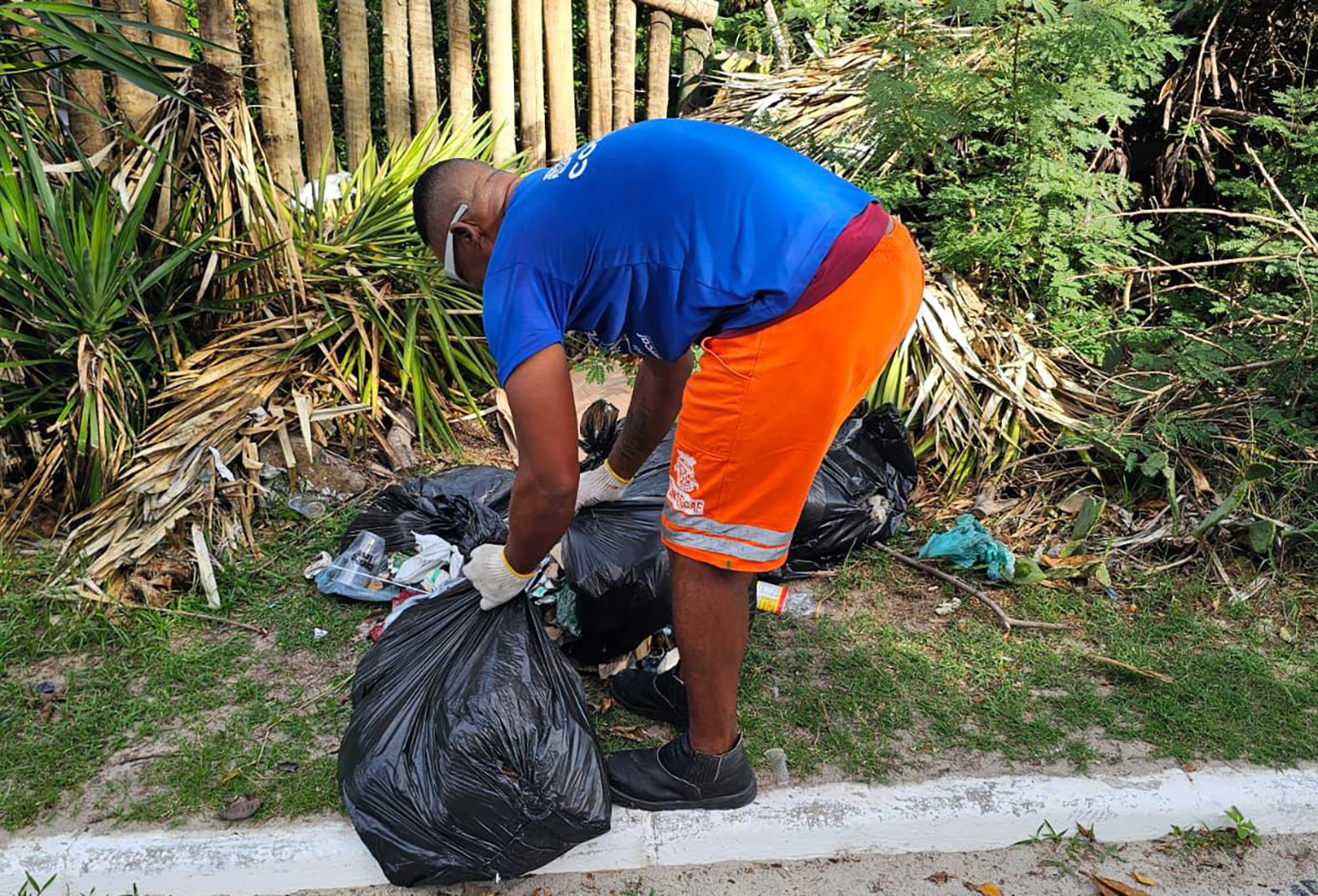 Estruturas clandestinas são removidas da Duna Boa Vista, em Cabo Frio