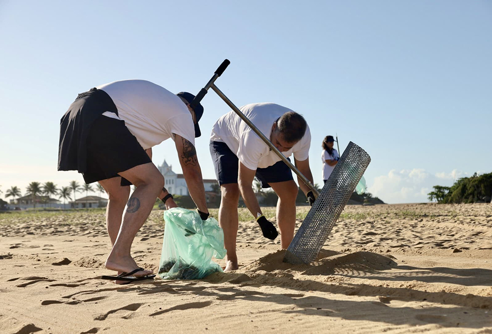 Voluntários e servidores se unem por praia limpa no Pontal de Santo Antônio, em Cabo Frio