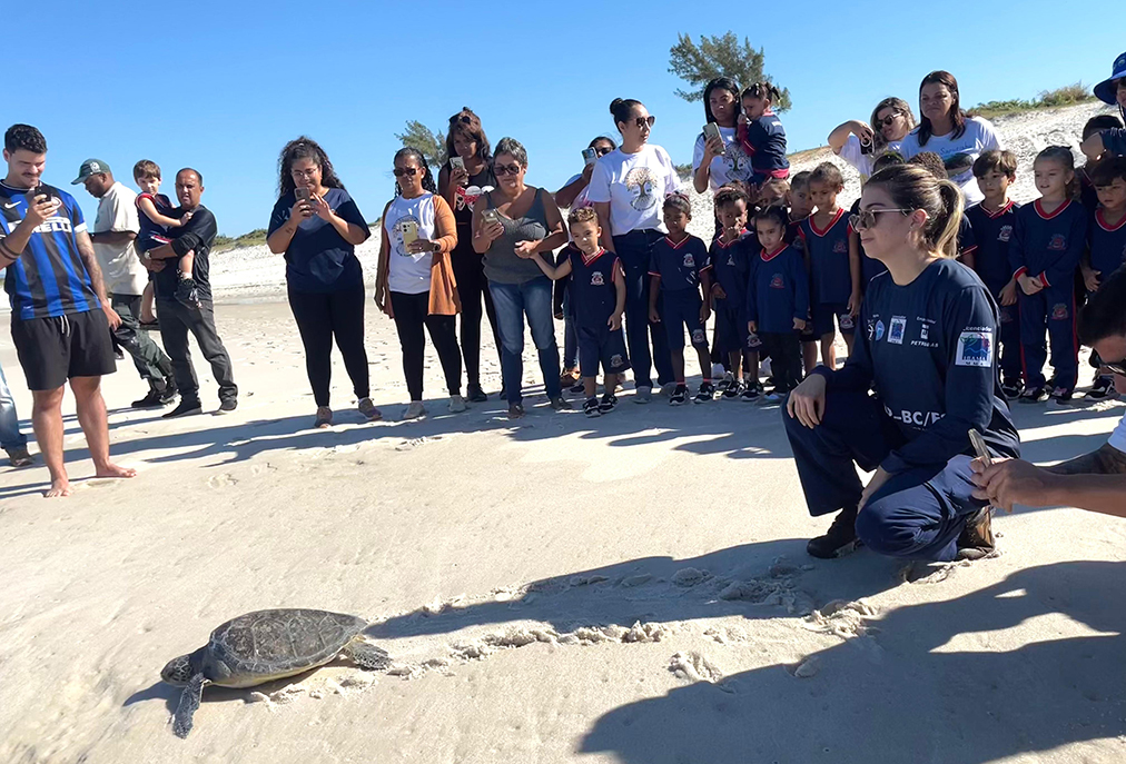 Alunos da Creche Sotero Teixeira de Souza, Arraial do Cabo, participam da liberação de tartaruga marinha