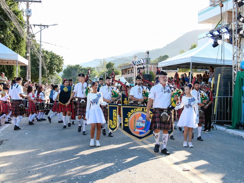 Saquarema abre festividades de aniversário da cidade com desfile cívico-escolar