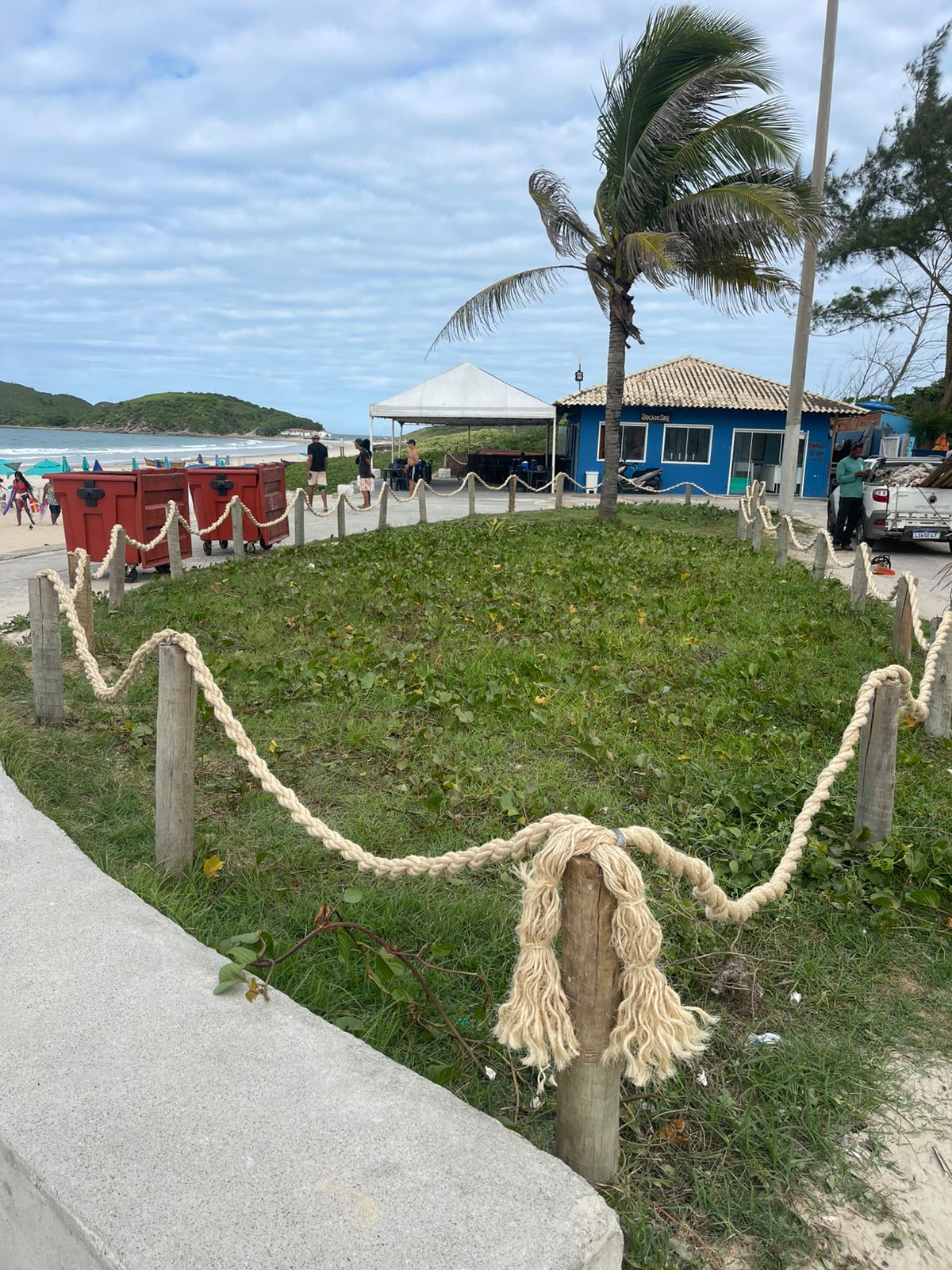 Cercas ecológicas e plantio de mudas marcam a revitalização da Praia do Peró em Cabo Frio