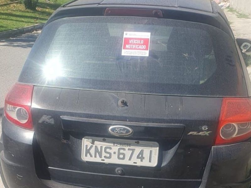 Prefeitura notifica dezenas de carros abandonados em 5 bairros de Rio das Ostras