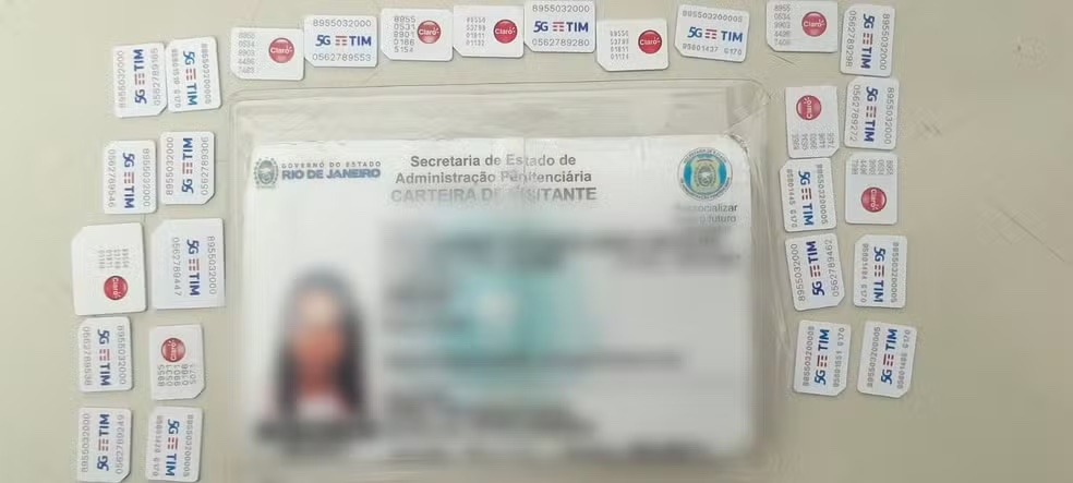Agentes penitenciários flagram mulher com 27 chips em presídio de Campos