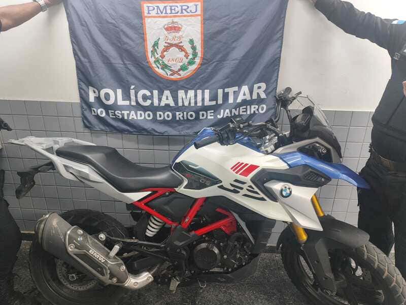 Veículo de luxo sem placa é alvo de apreensão em Campos