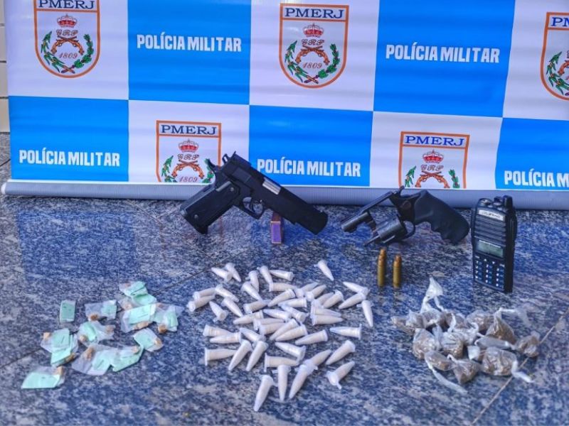Polícia Militar faz apreensão de drogas e arma de fogo em terreno baldio de Silva Jardim  