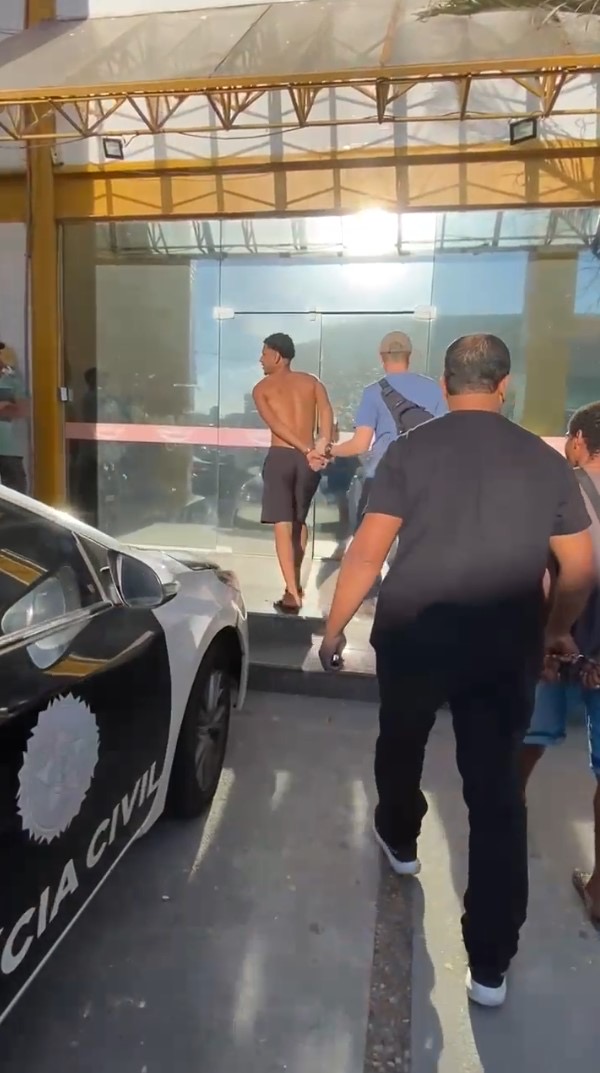 Dupla é detida durante operação contra o tráfico no Lagomar em Macaé