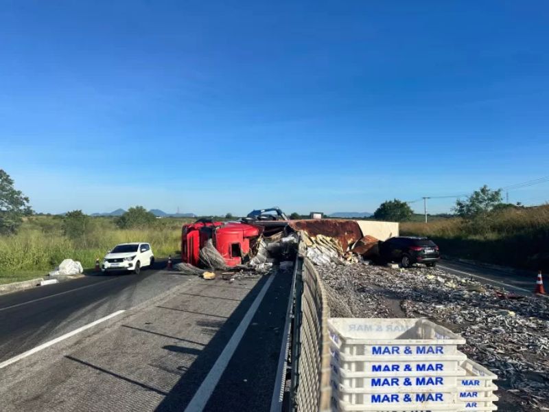 Caminhão capota e derruba carregamento de peixes, fechando a Via Lagos, em Araruama