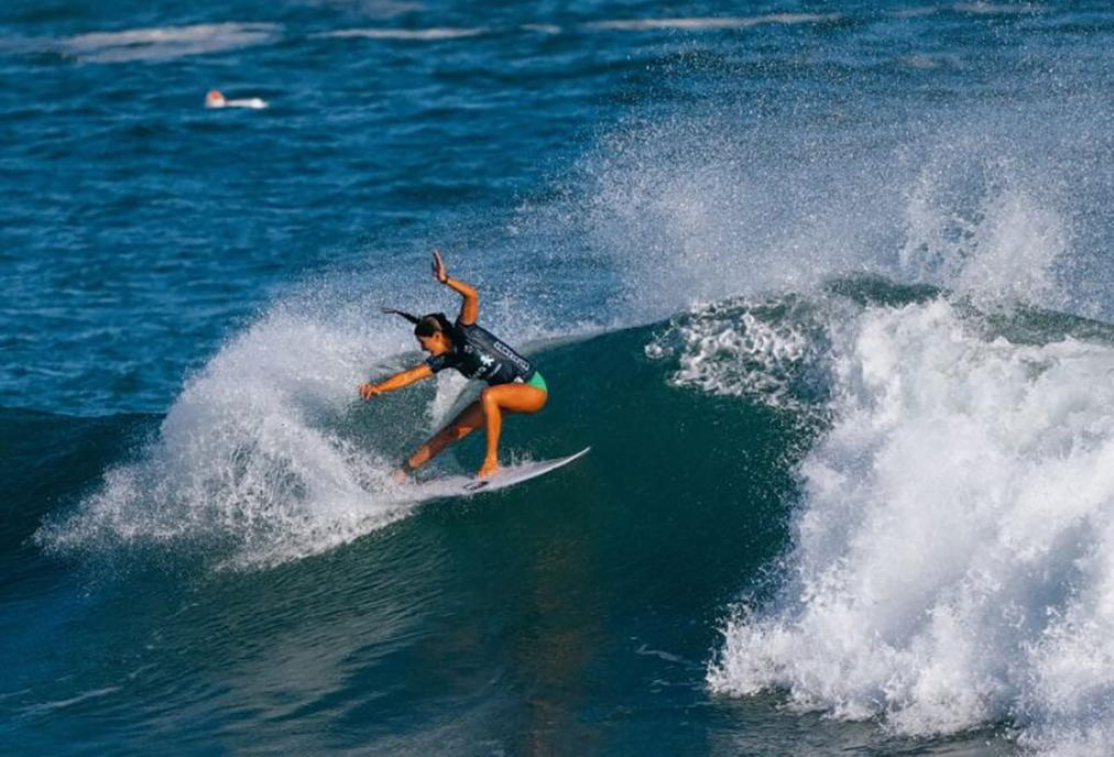 Luana Silva supera campeã olímpica na WSL, mas não resiste à australiana e termina com vice