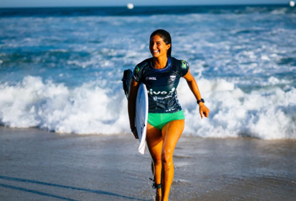 Surfista brasileira vence e enfrenta campeã olímpica nas semifinais de Saquarema