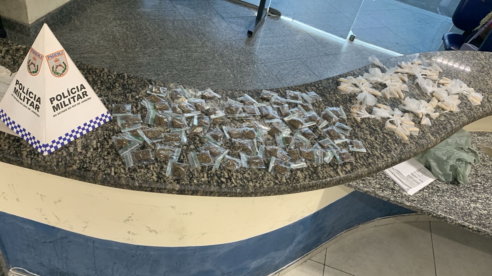 Ação da PM encontra drogas escondidas em caixa de hidrômetro em Rio das Ostras