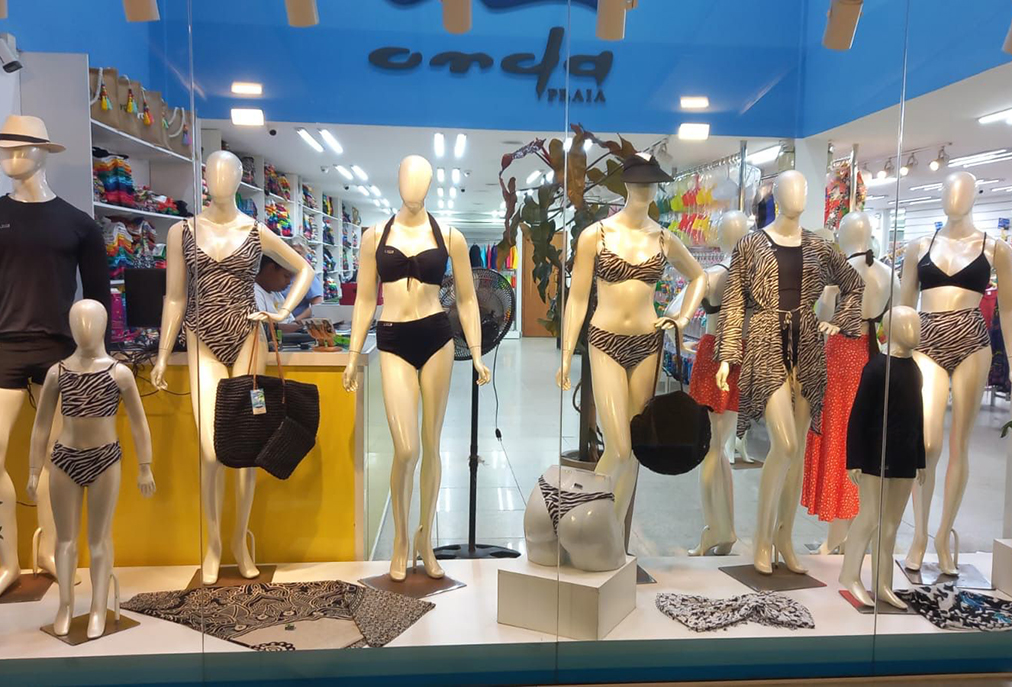 Feira de Descontos atrai moradores e turistas para a Rua dos Biquínis, Cabo Frio