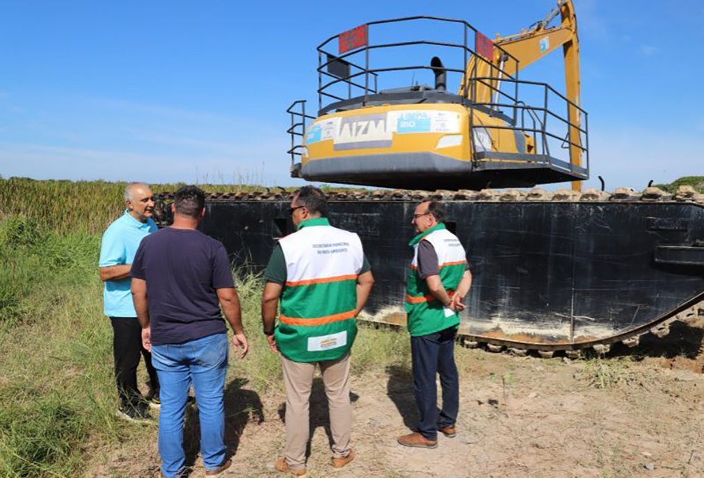 Parceria com o governo estadual inicia limpeza da Lagoa de Iriry, em Rio das Ostras