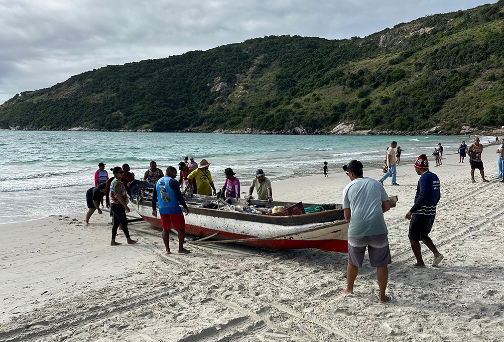 Comunidade pesqueira de Arraial do Cabo preserva legado com prova de canoa borçada