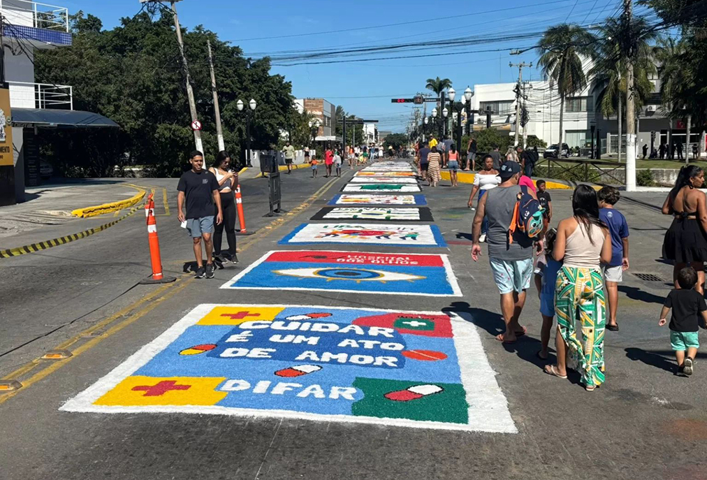 Araruama colore as ruas com 270 tapetes de sal e impulsiona o turismo religioso