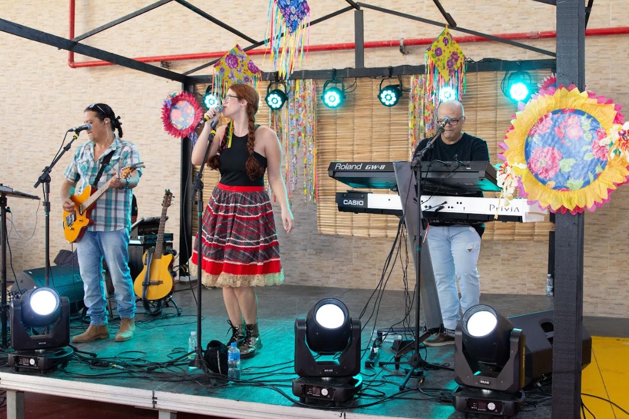 Florrozeiras e Glauco Zulo embalam arraiá beneficente no Castelo em Macaé