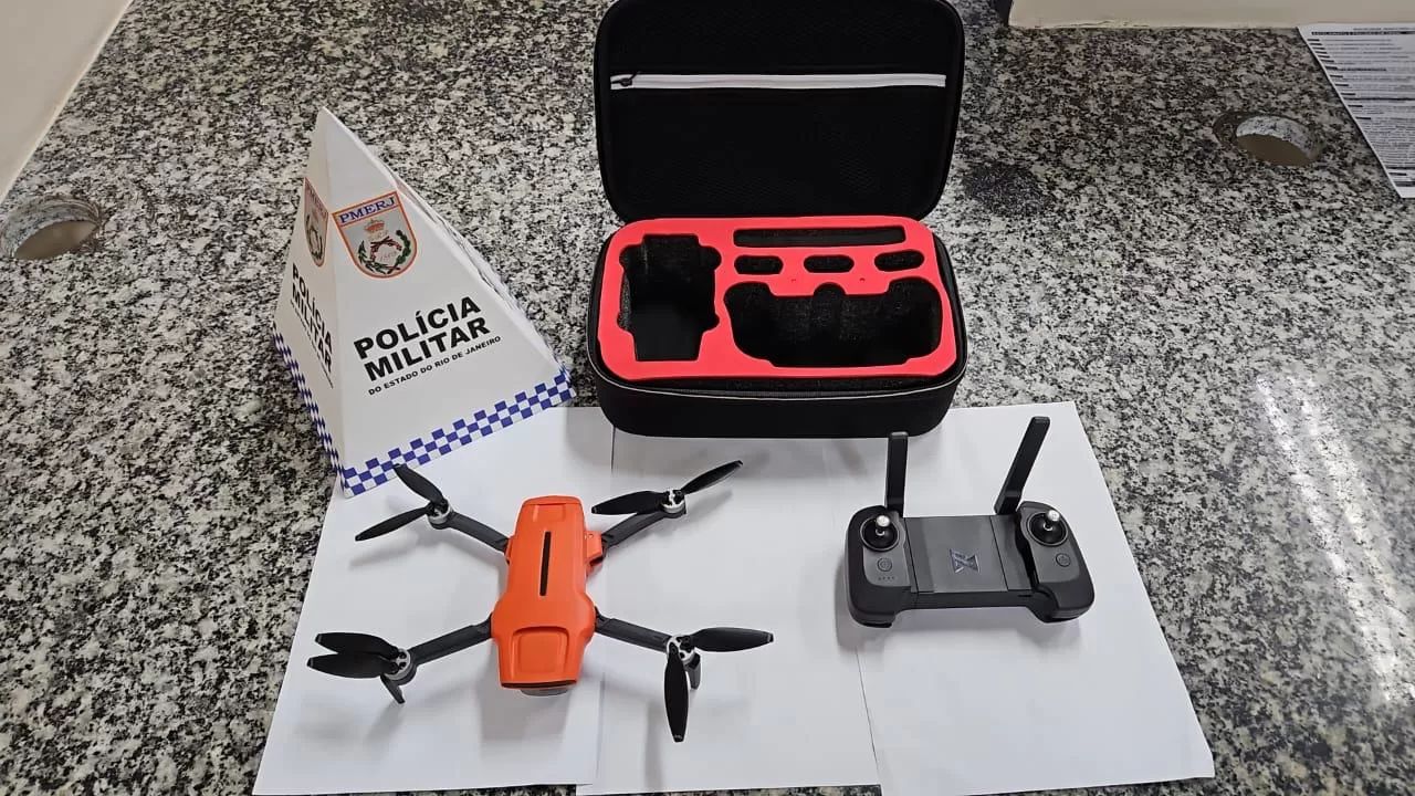 Homem confessa ligação com tráfico e é preso após apreensão de moto e drone em Tamoios