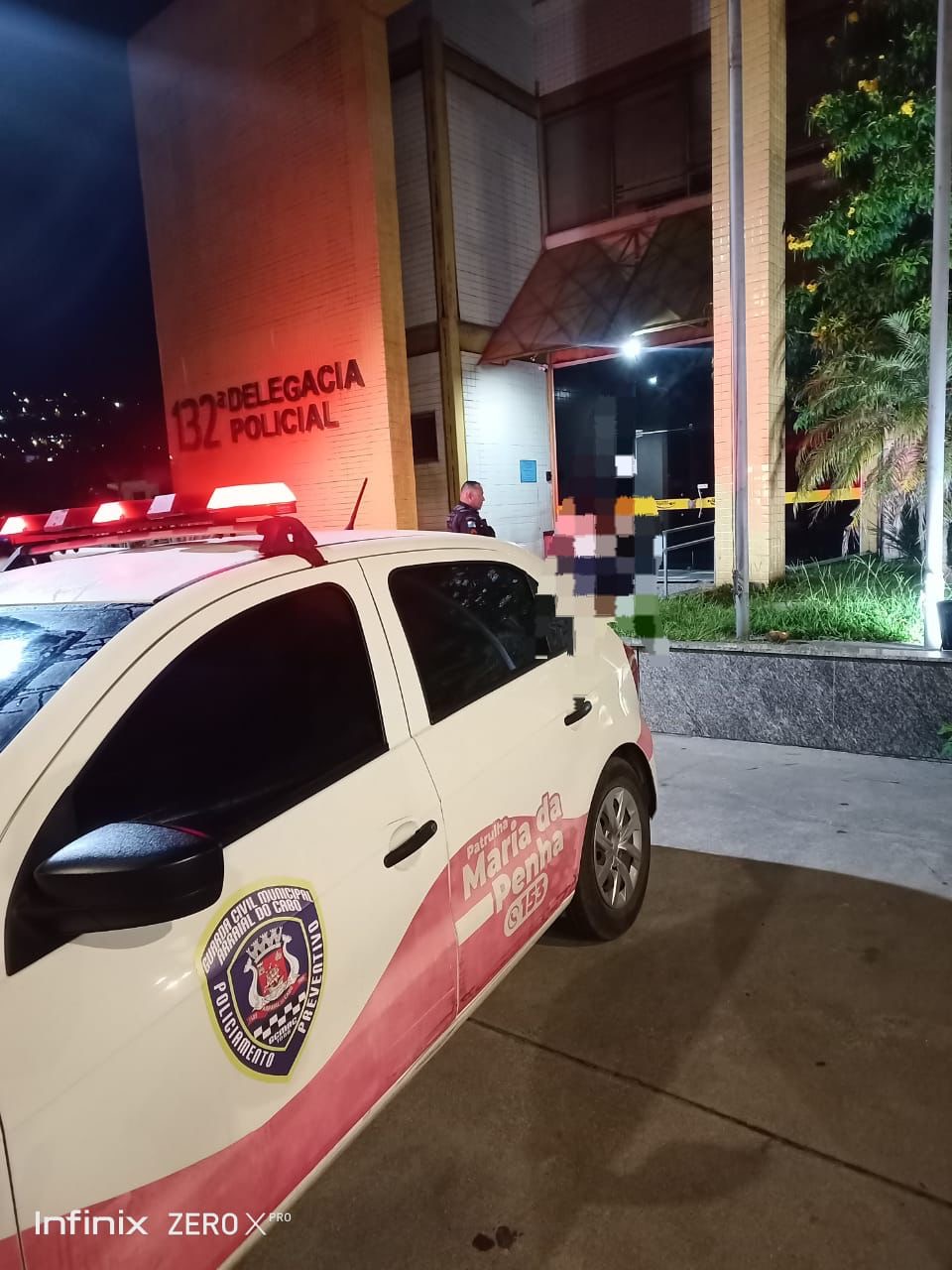 Agressor resiste à prisão, mas acaba detido após tentar se esconder no banheiro em Arraial do Cabo