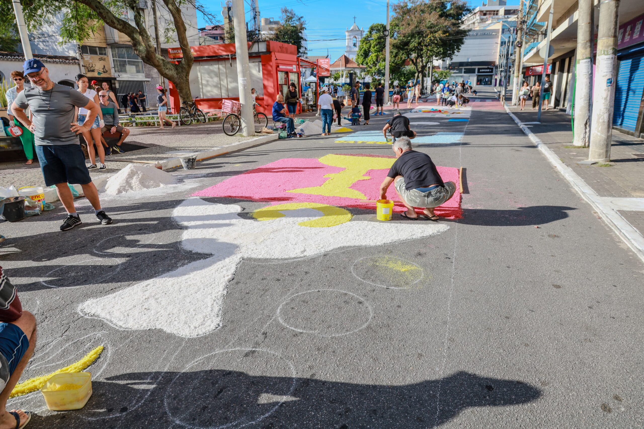 Tradição centenária emociona fiéis nas ruas coloridas de Cabo Frio