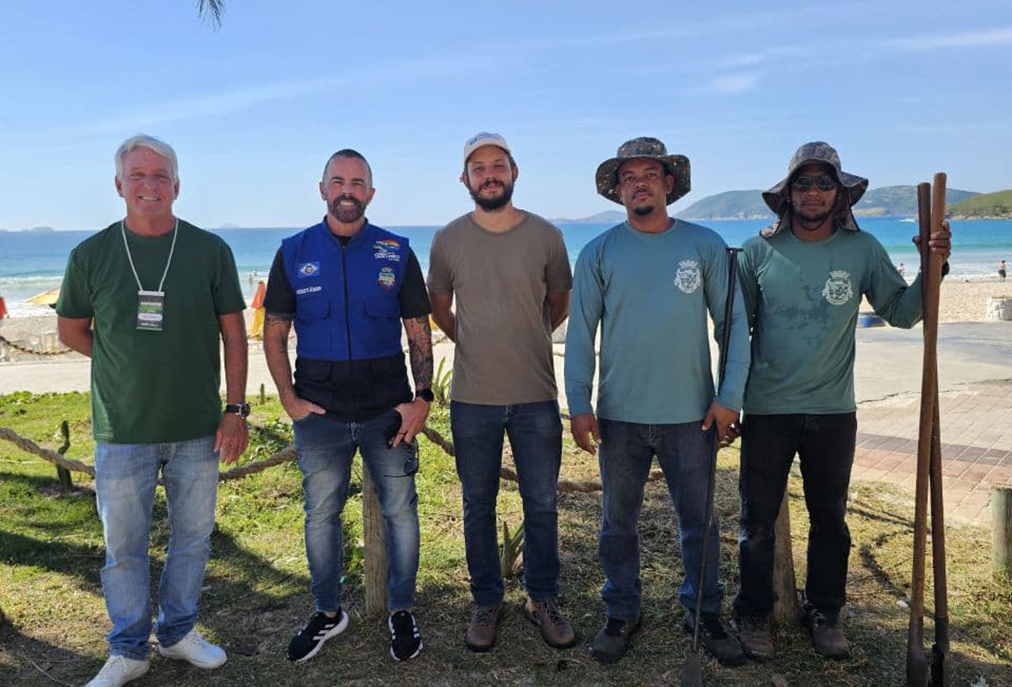 Educação ambiental na prática com estudantes participando de ações ecológicas em Cabo Frio